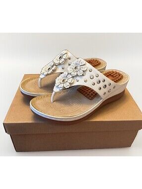 NIB Qierhaoo Ferry 1 White Women’s Sandals with Massage Footbed Size 6